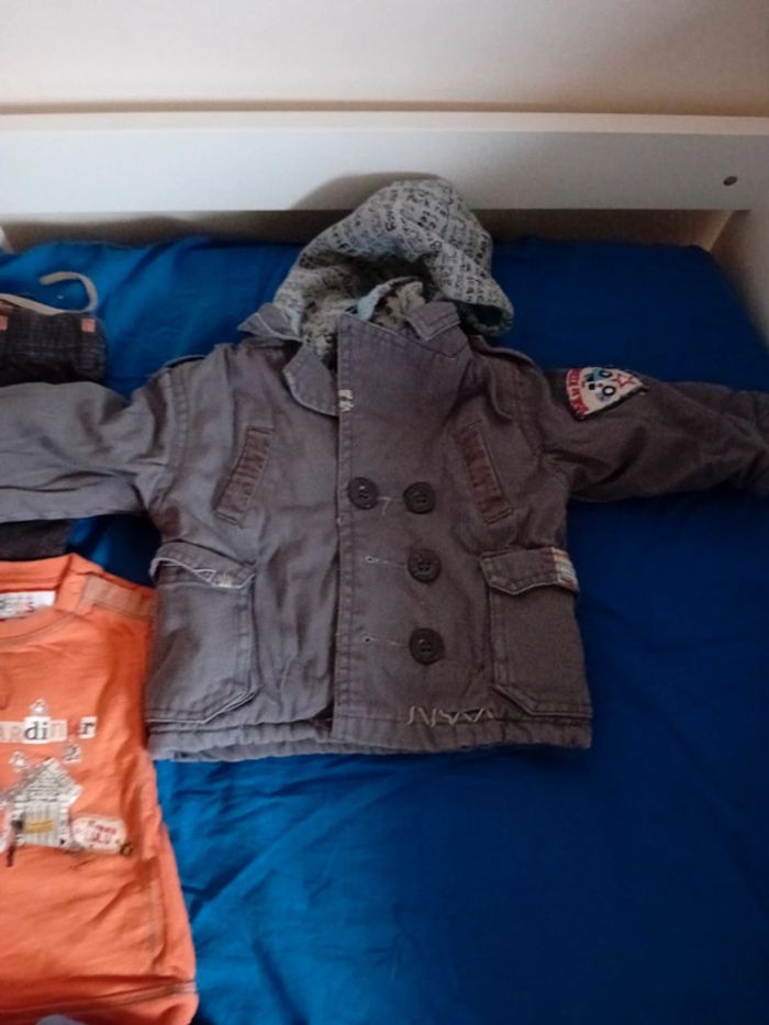 Lot bodies / manteaux / tshirt/ pull garçons 6 mois - photo numéro 4