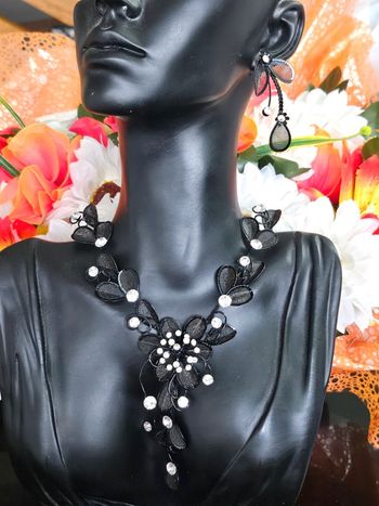 Parure collier et boucles d oreilles avec pierres topaz transparente