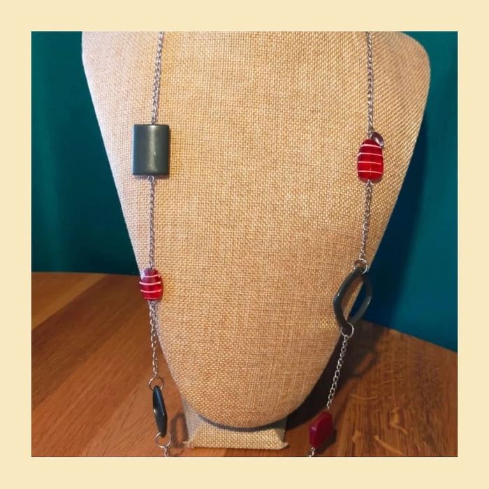 Collier long chaîne argentée et perles fantaisie rouges et grises