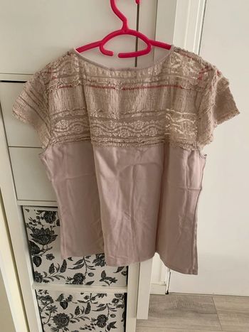 T-shirt beige à dentelle