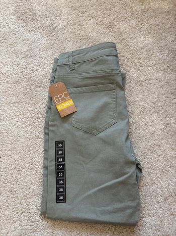 Pantacourt vert neuf taille 38