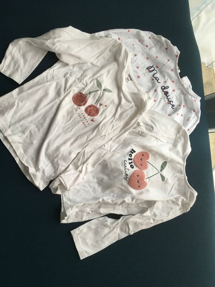 Lot tee shirts fond blanc motif fleurs et cerises