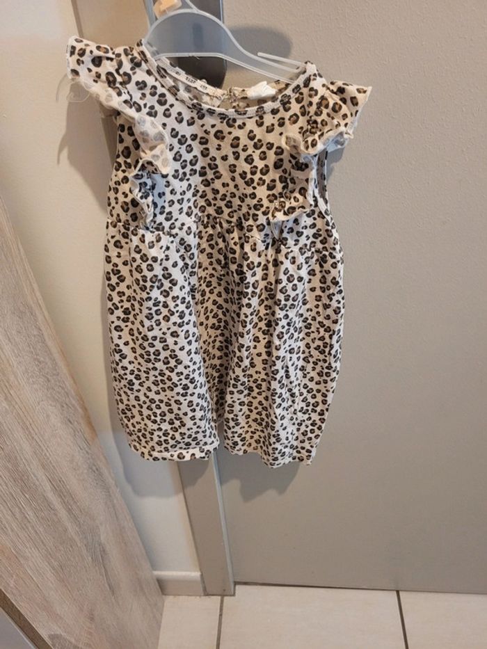 Robe H&M taille 18/24mois motif panthere
