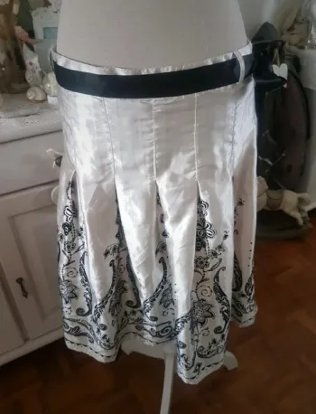Magnifique jupe creme/noire Only T 40 Neuve