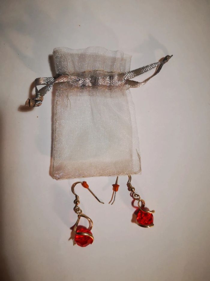 Paire de boucles d'oreilles rouge
