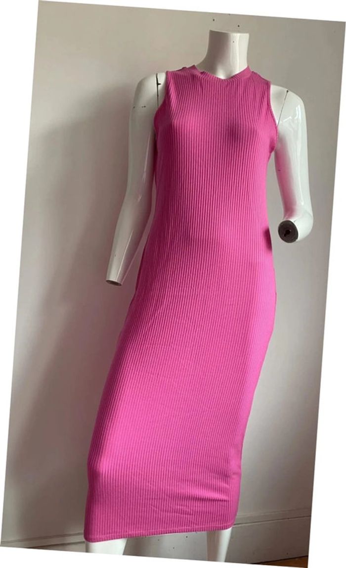 Robe longue rose moulante sans manches taille M