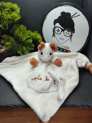 Doudou Knuffel Sophie La Girafe Vulli Beige Plat Mouchoir Marron Poche Noeud