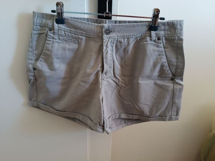 Short en tissu gris