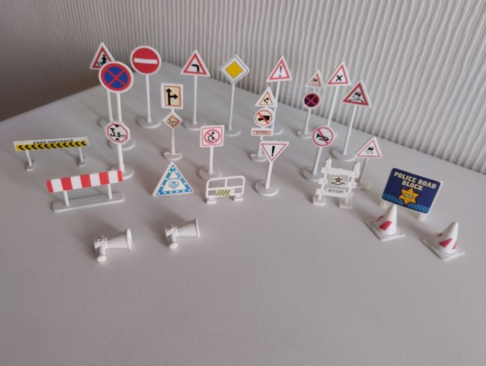 Lot panneaux de signalisation et accessoires - photo numéro 2