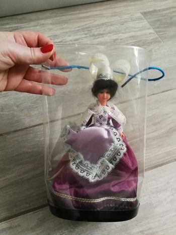 Poupée folklorique régionale de collection en robe violette
