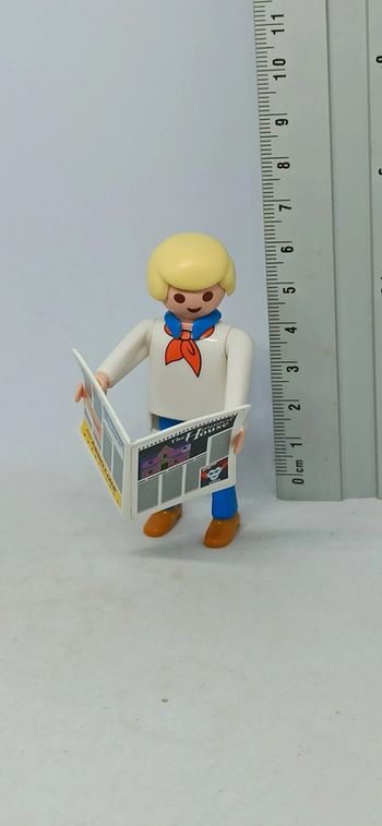 Homme fred avec journal playmobil