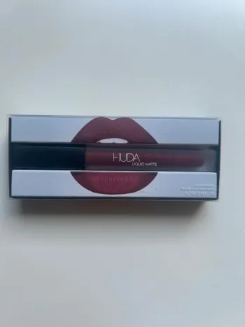 Huda Beauty liquid matte first class neuf