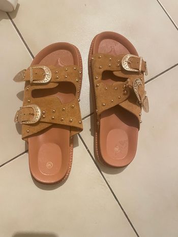 Magnifiques sandales effet daim camel  finement cloutées et boucles de ceinture dorées 