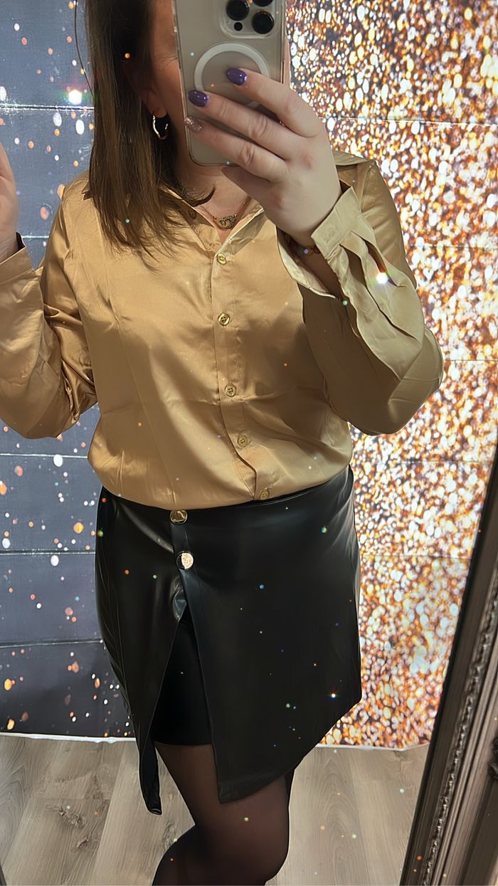 Chemise satinée dorée neuve