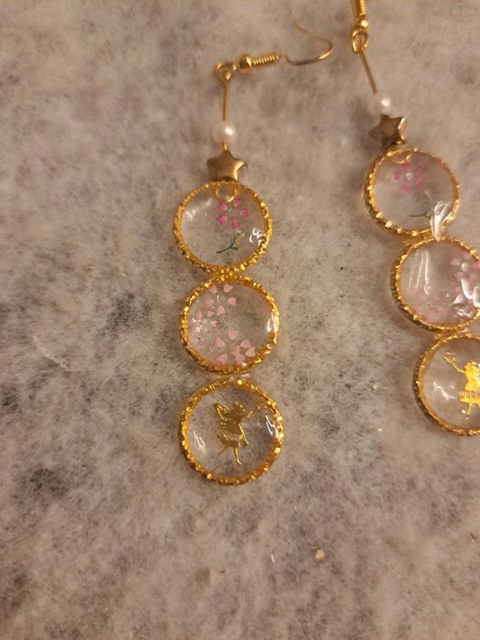 Boucles d'oreilles pendante en résine multicolore et doré - photo numéro 3