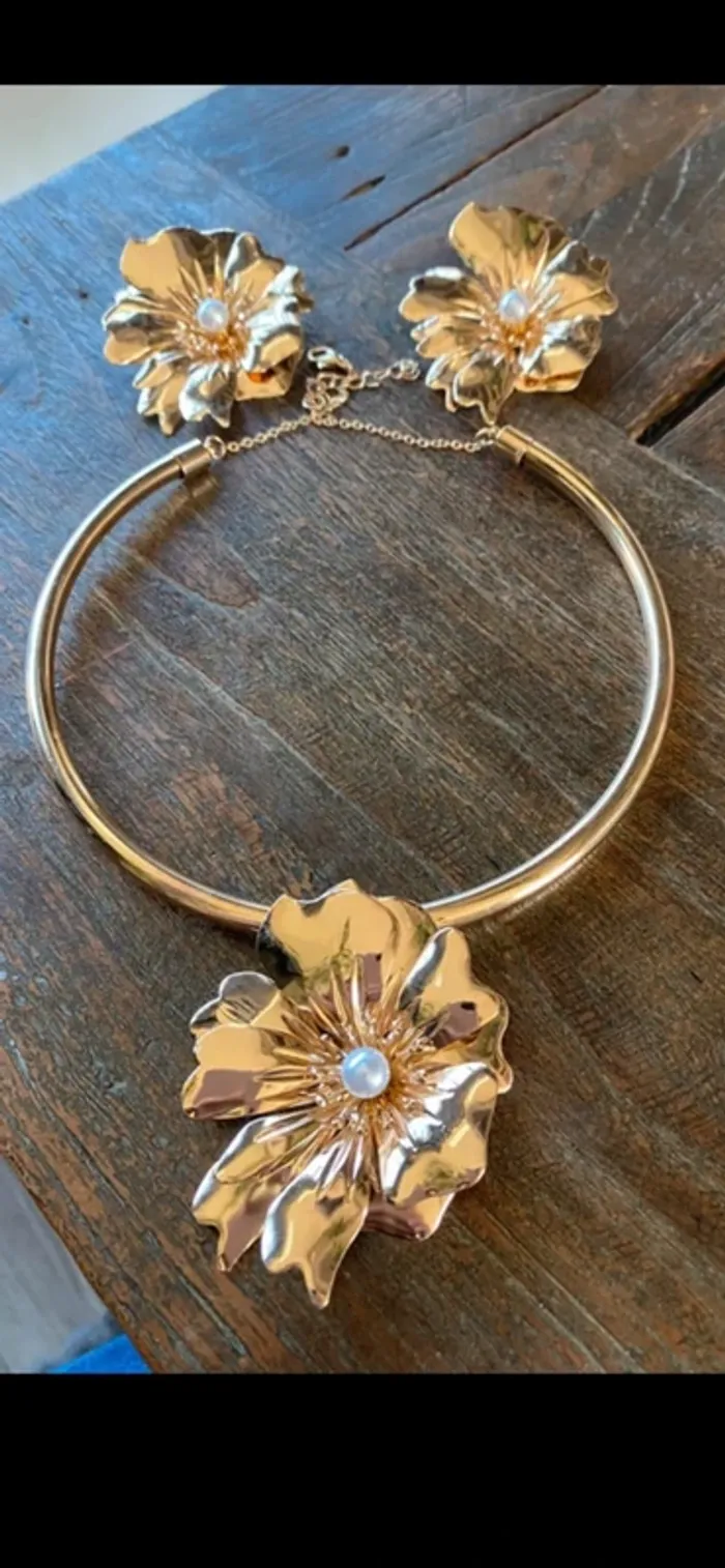 Magnifique parure avec collier et boucles d’oreilles avec fleurs et perles