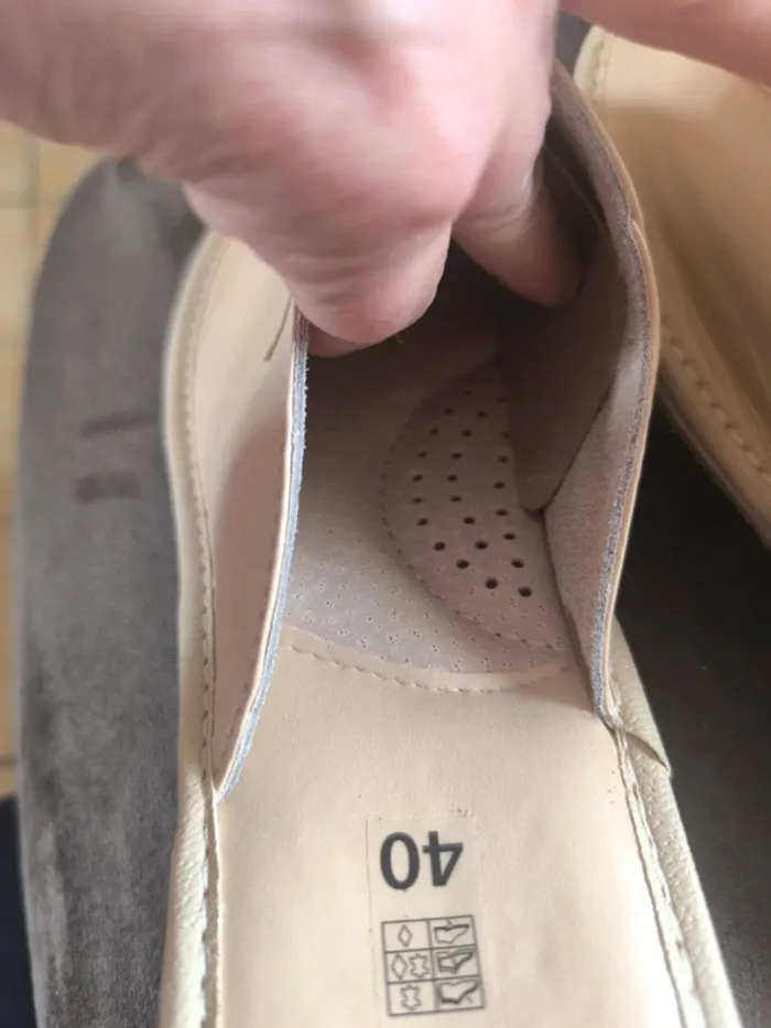 Jolies pantoufles en cuir beige - photo numéro 8