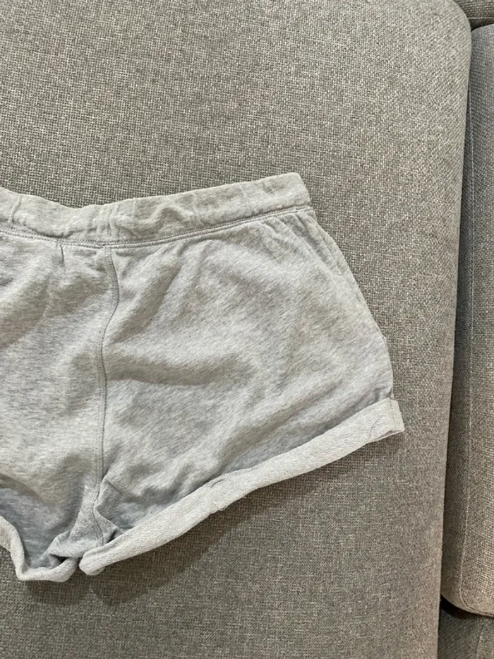 Short mini gris clair - photo numéro 4