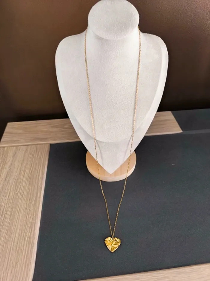Sautoir ou collier long avec cœur plein martelé