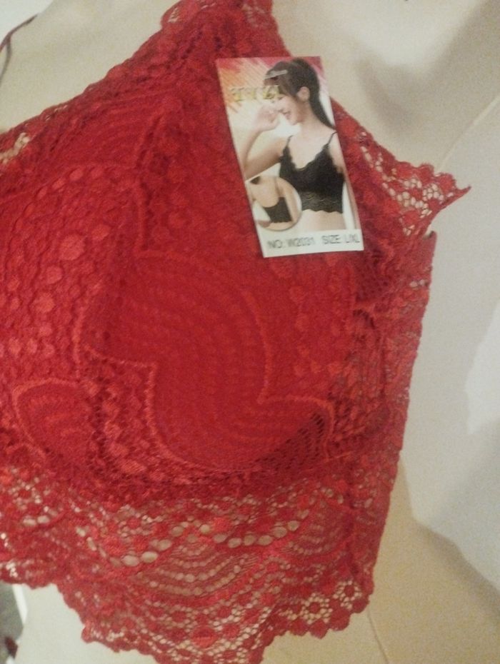 Brassière neuve avec étiquette. Rouge. Taille L - photo numéro 2