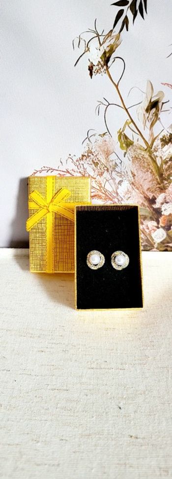 Boucles d’oreilles perles blanches et strass – style chic avec boîte cadeau