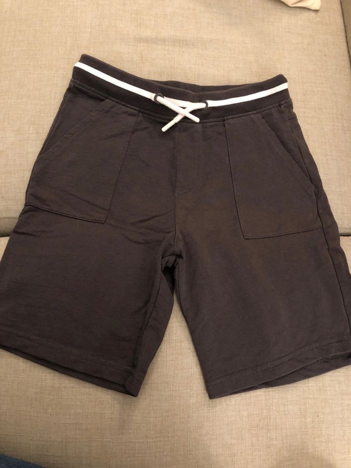 Short gris foncé 9 ans