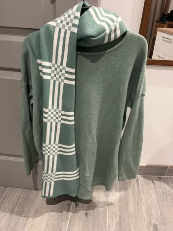 Pull + écharpe à carreaux