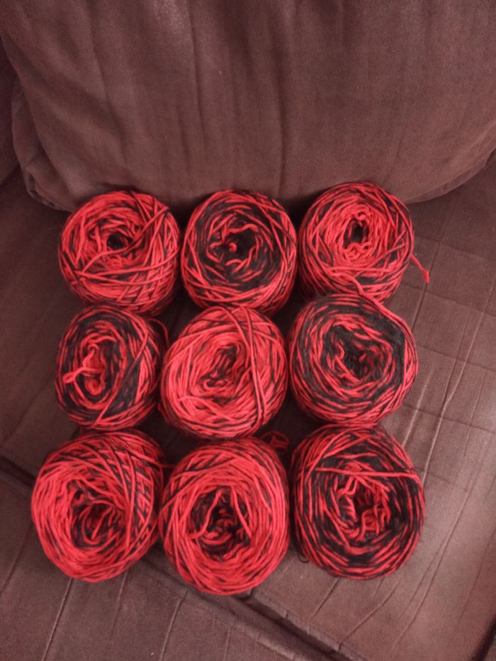 Lot de 9 Pelotes Fantaisies Noir et Rouge (570g)