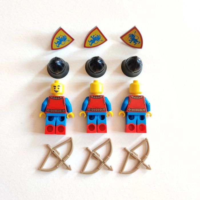 3 chevaliers médiévaux LEGO 🏹 - Excellent état 🌟 - Envoi rapide 🚚💨 - photo numéro 2