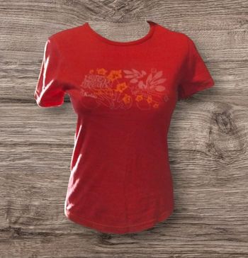 T-shirt rouge col rond à motif floral