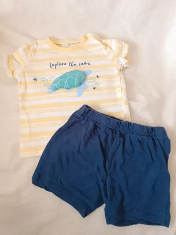 🎀 ensemble t-shirt jaune et short bleu marine taille 6 mois 🎀