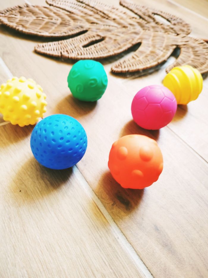 👋Jeu sensoriel - Lot de 6 balles sensorielles multicolores en plastique -marque Oxybul - - photo numéro 2
