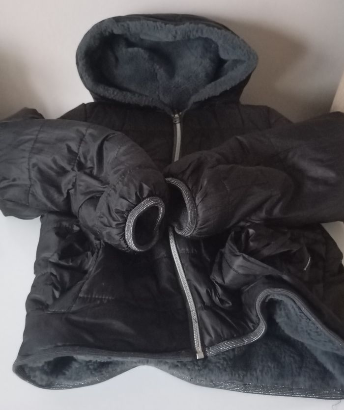Blouson doudoune réversible.8/10 ans . Polyester et fausse fourrure . Noir , gris anthracite et paillettes. Parfait état .