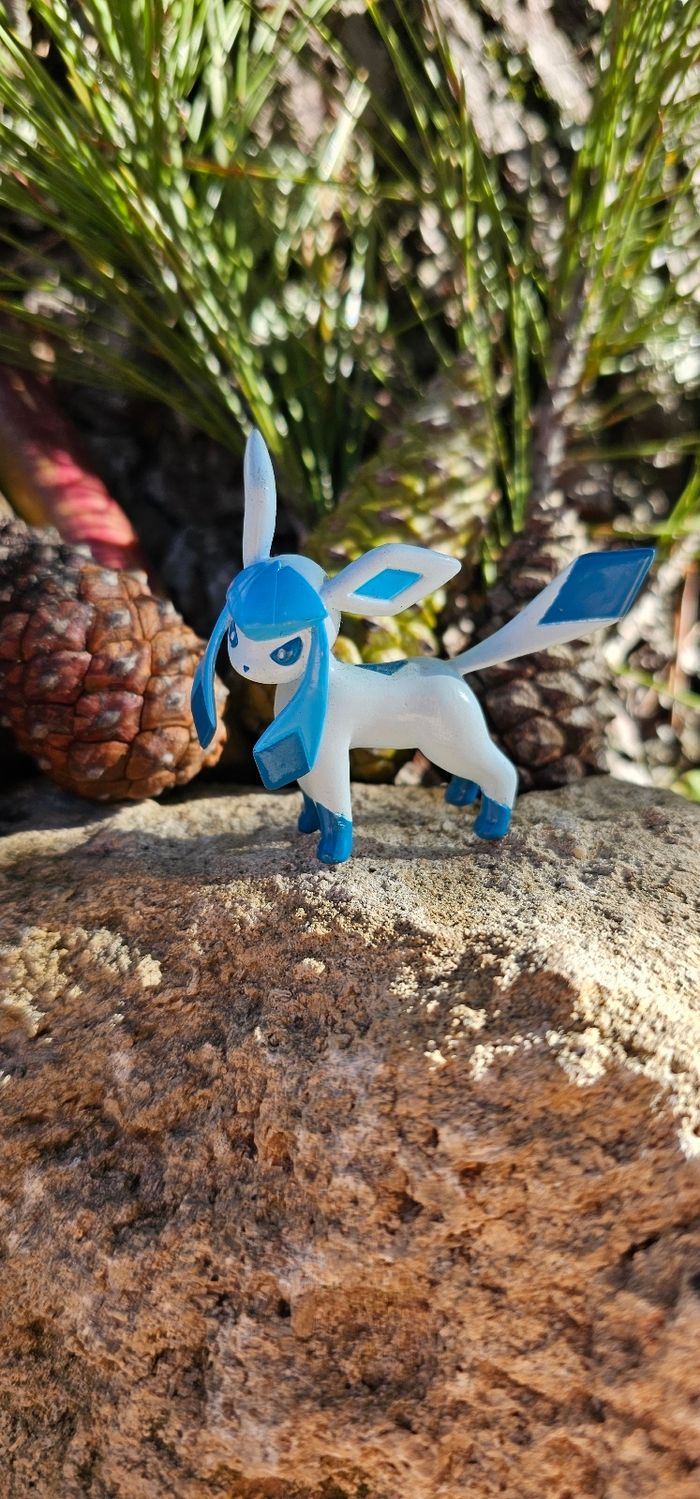 Super figurine Pokemon Nintendo tomy Évolution de Évoli Givrali