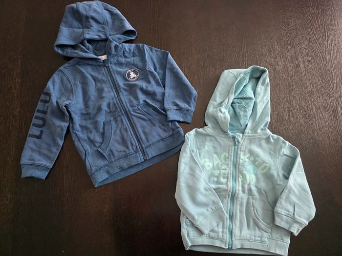 Lot de 2 vestes zippees a capuche en 18 mois