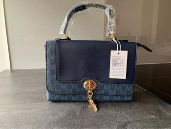 Sac bleu.