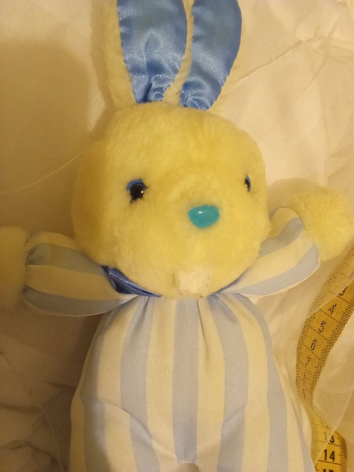 lapin  blanc et bleu clair Pampers  doudou   Peluche   tête blanche corps bleu blanc vintage rayé rayures nez bleu clair - photo numéro 4