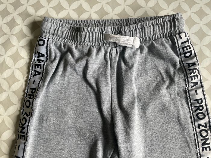 Pantalon Jogging Gris CHICCO - Garçon 5 ans (110cm) - Très bon état - photo numéro 3