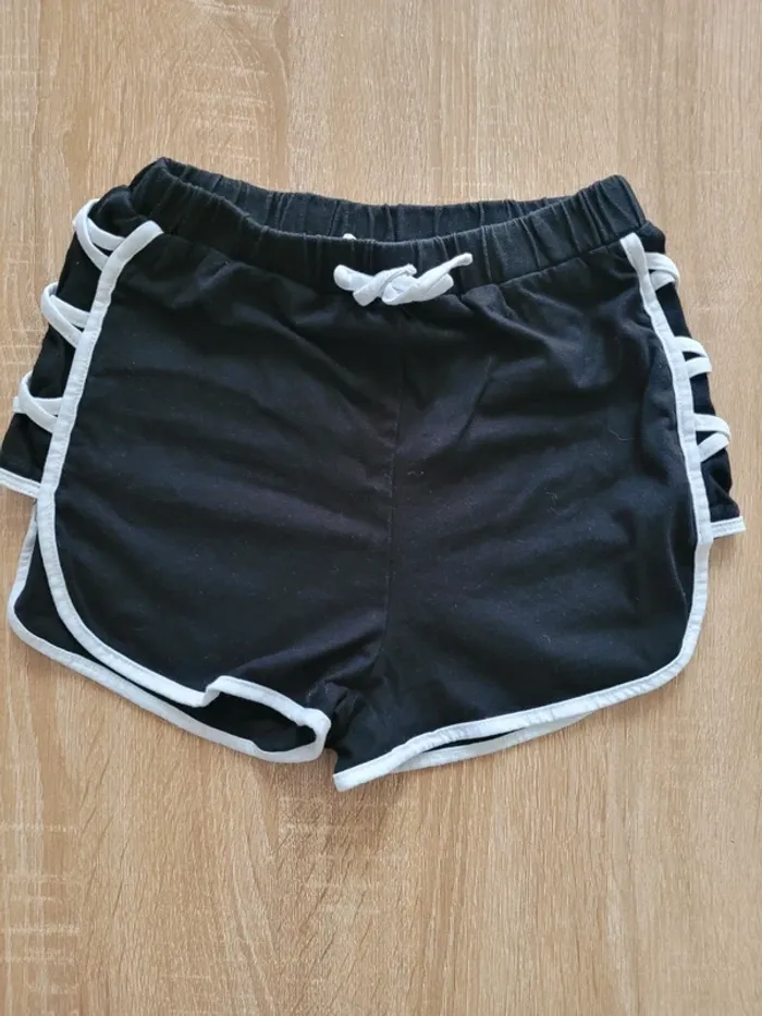 Short fille très bon etat 9 ans