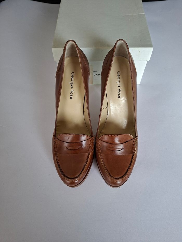 Escarpins Georgia Rose en cuir camel, talons hauts avec plateforme, style mocassin. - photo numéro 5