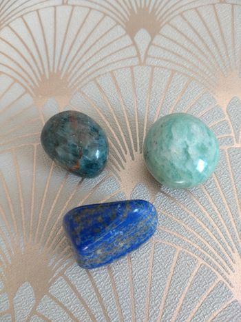 Lot de trois pierres roulées naturelles, Communication