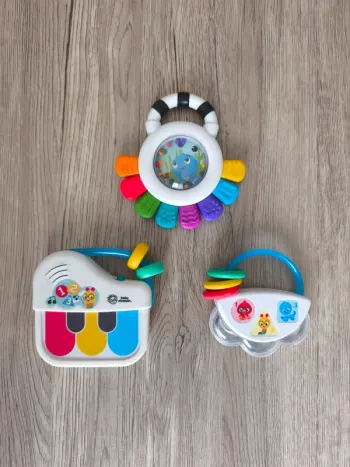 Lot jouets d'éveil hochet et instruments de musique