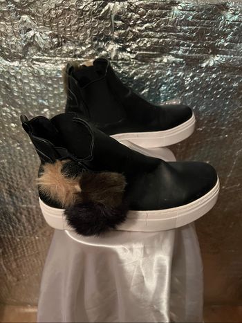 Paire de chaussures avec pompons femme taille 40