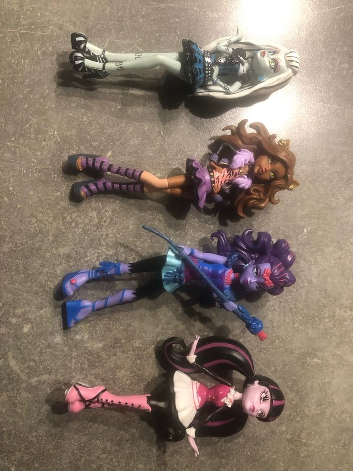Lot 4 figurines monster high