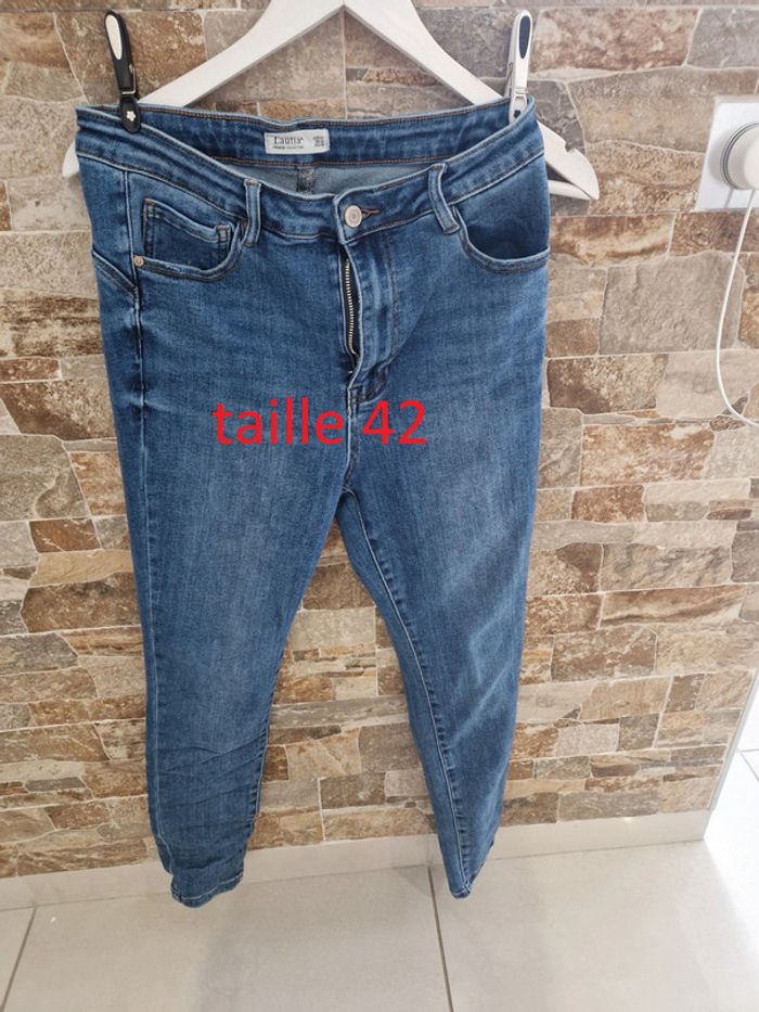 1 pantalon jean extensible taille 42 bleu marque Laulia