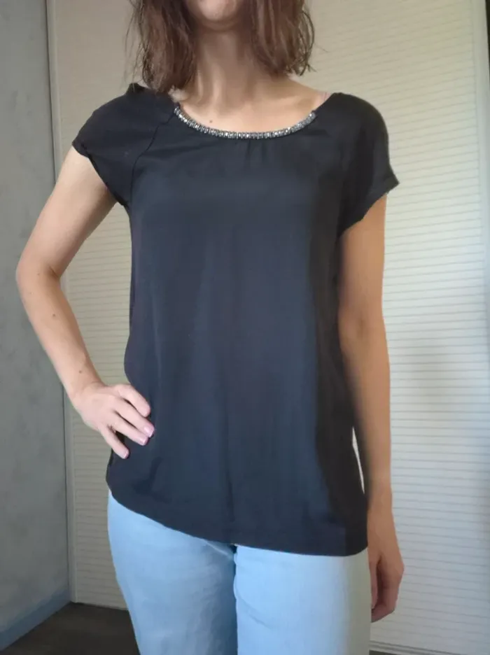 Tshirt noir liseré argenté - photo numéro 2