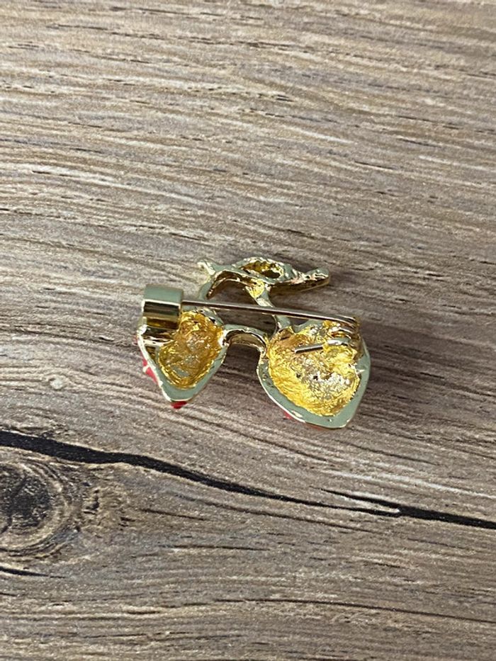Broche fraise émaillé - photo numéro 3