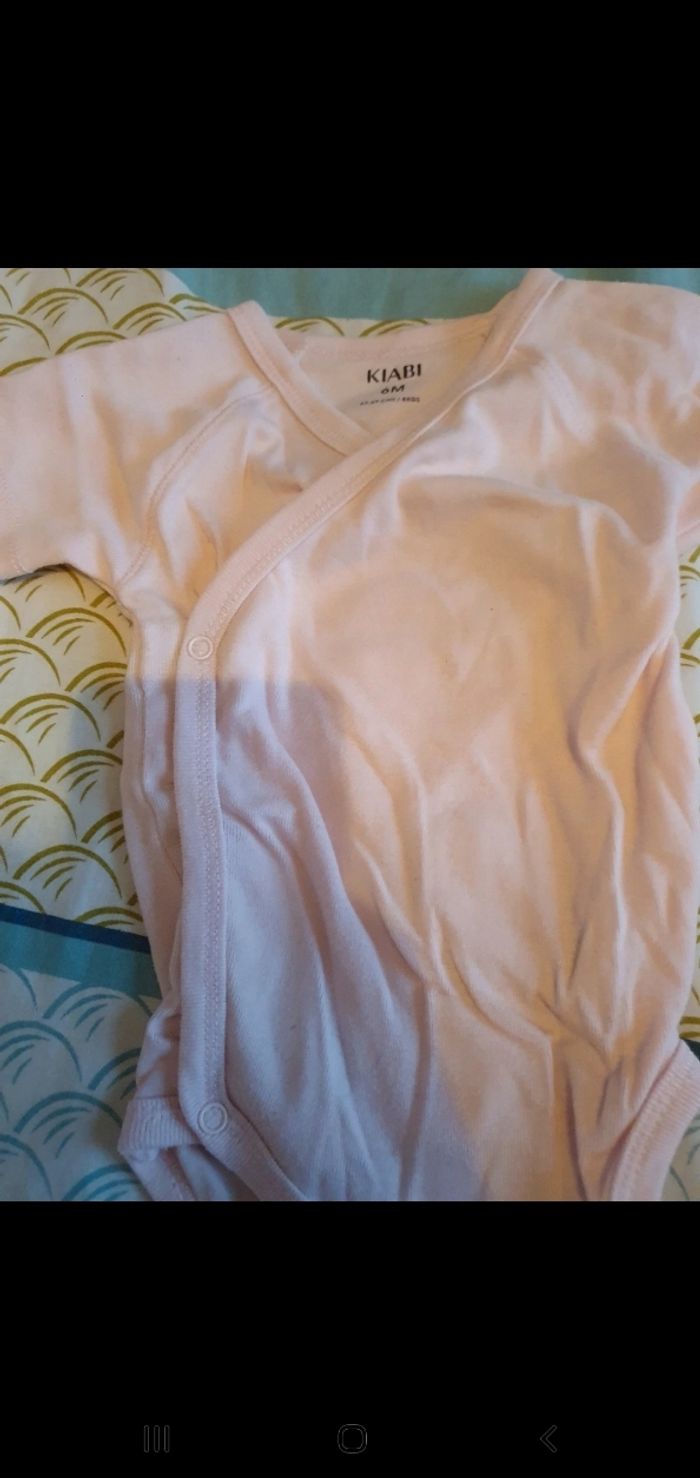 3 bodyes manches courtes 6 mois - photo numéro 3