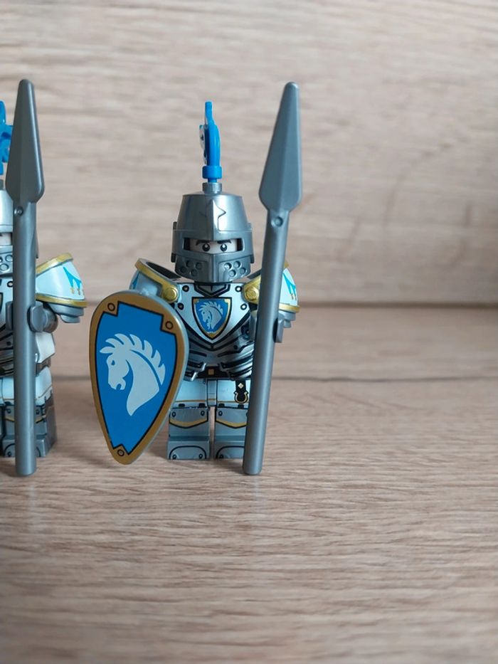 Figurines type lego 2 soldats chevaliers chevaux - photo numéro 3