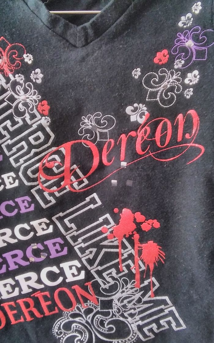 T-shirt noir avec inscriptions . Marque: Deréon - photo numéro 2